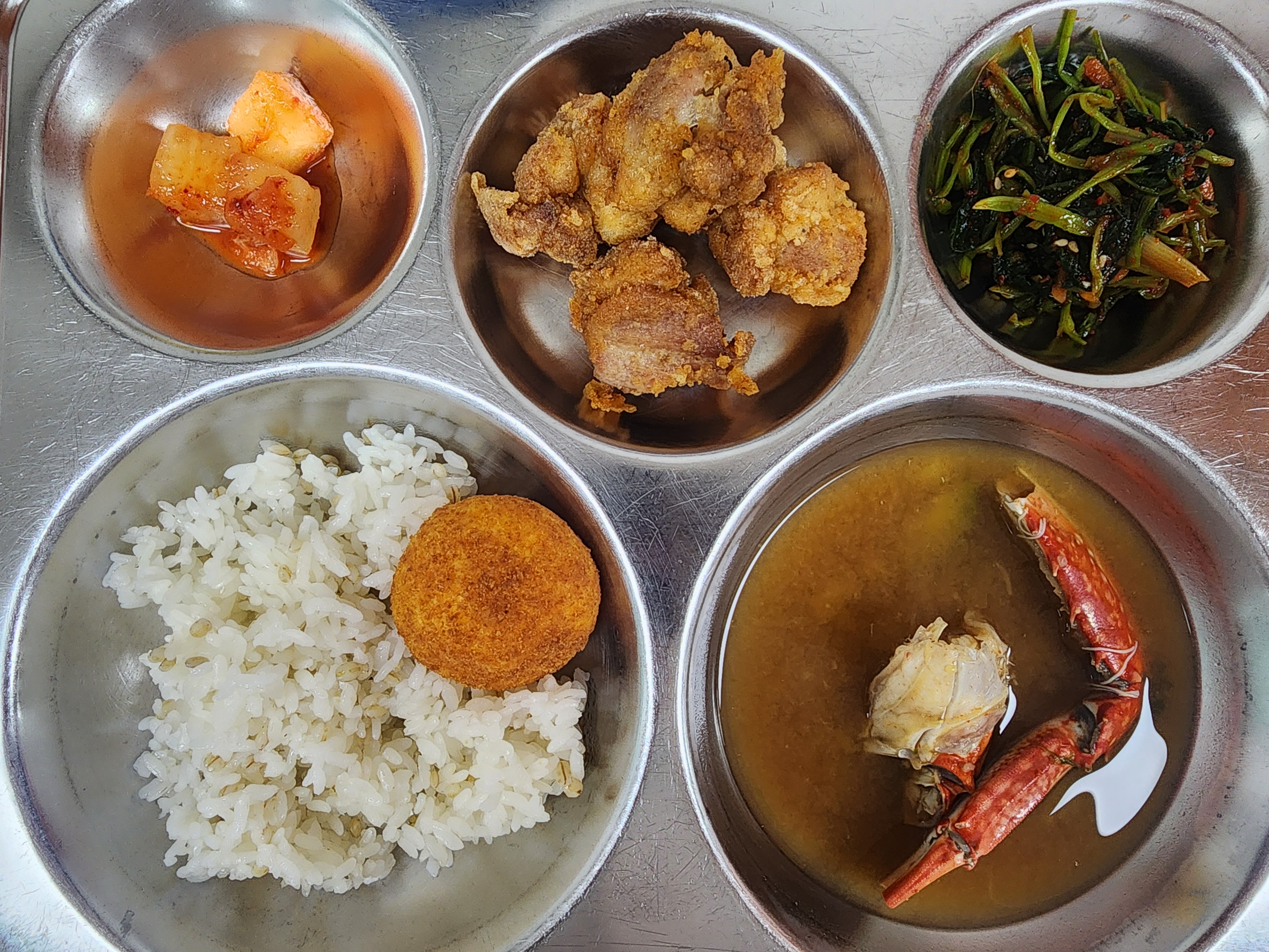 찰보리밥
꽃게된장국(5.6.8.18)
후라이드치킨(맛가루)
참나물무침(5.6.13)
깍두기(9)
치즈볼(2.5.6)
